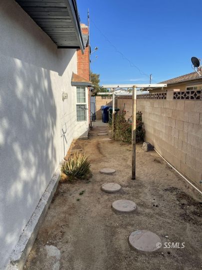337 Peg Street Ridgecrest, CA 93555 - Photo 32 of 33 a backyard of a house