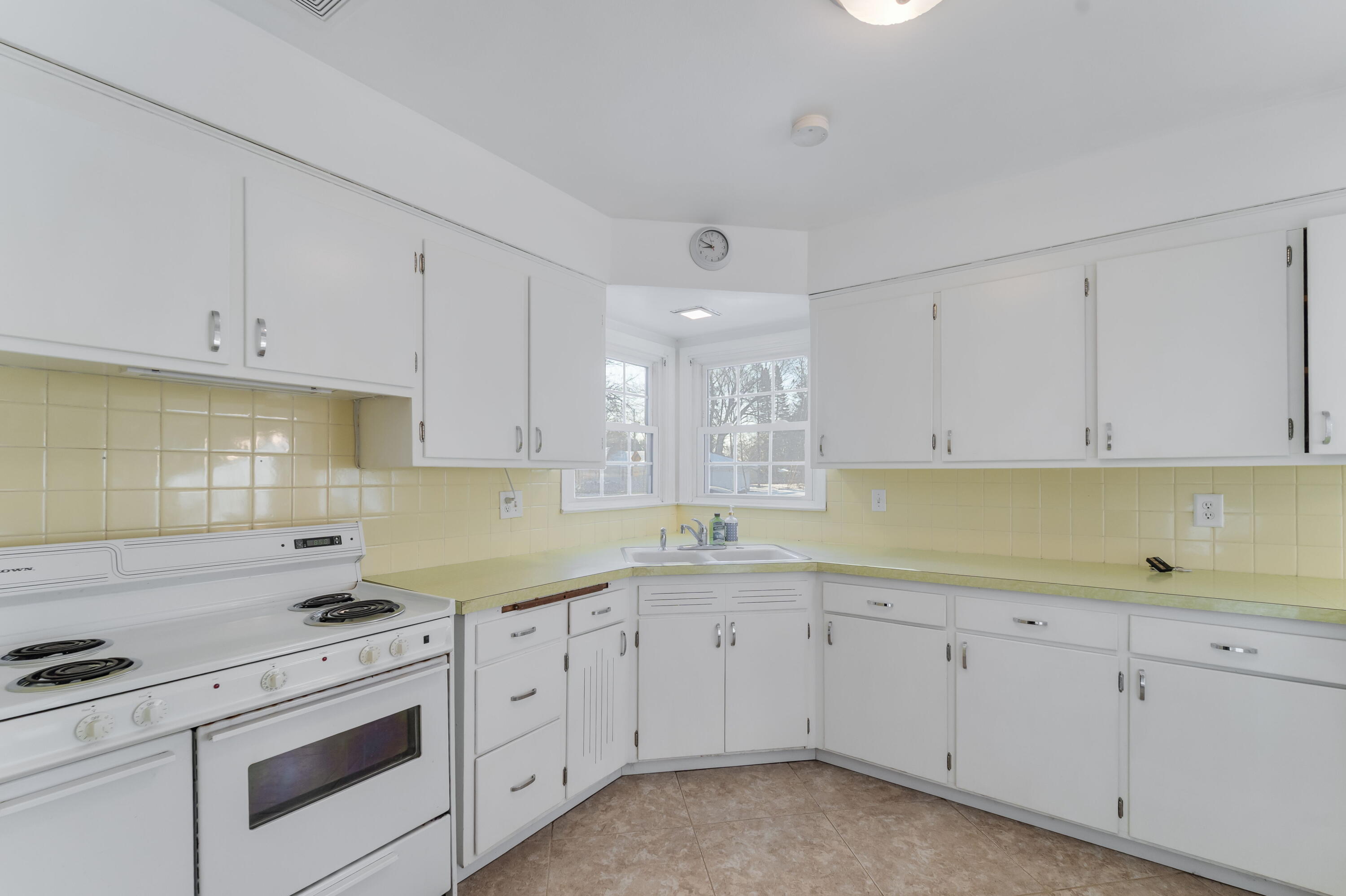 3930 West Portage Street Milwaukee, WI 53209 - Photo 5 of 18 Sunny Kitchen