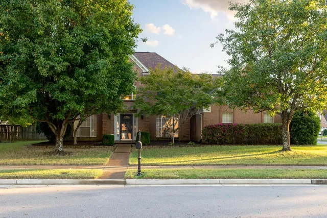 a view of a house with a yard