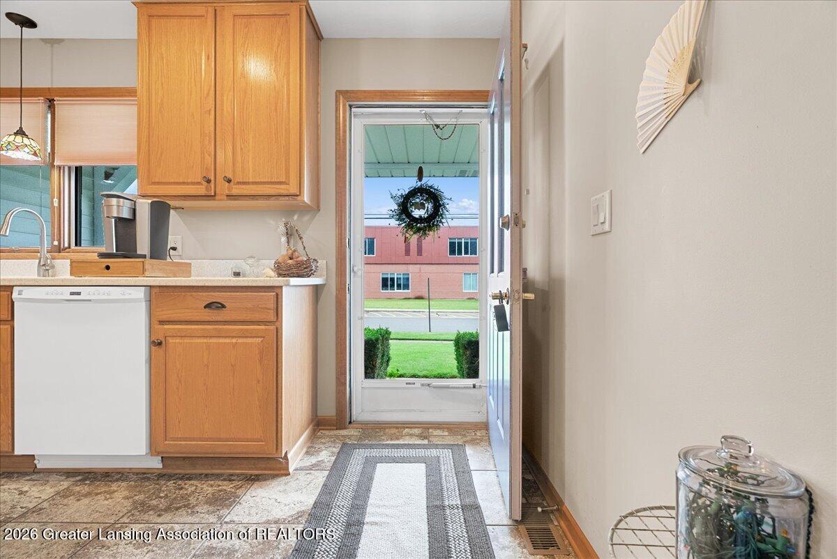 628 Jones Street Grand Ledge, MI 48837 - Photo 5 of 40 14-Media Jett - 11