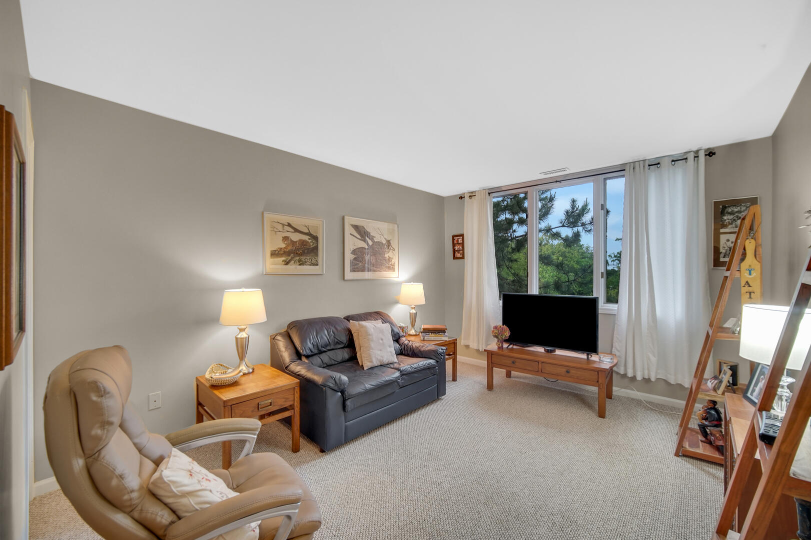910 Ridge Road, Unit 405 Munster, IN 46321 - Photo 21 of 37 a living room with furniture