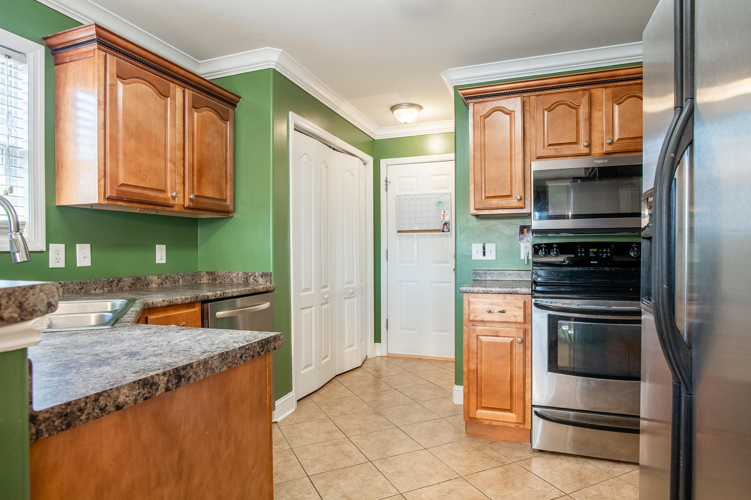 7406 British Road Ooltewah, TN 37363 - Photo 8 of 40 STAINLESS APPLIANCES