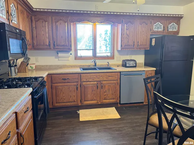 $1,350 | 2116 32nd Street, Rock Island, IL 61201