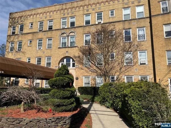 $2,100 | 218 Broad Avenue, Unit 1E, Leonia, NJ 07605