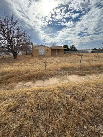 a view of a yard with an empty space