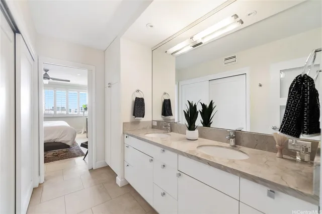 a en suite bathroom with double sink and a mirror