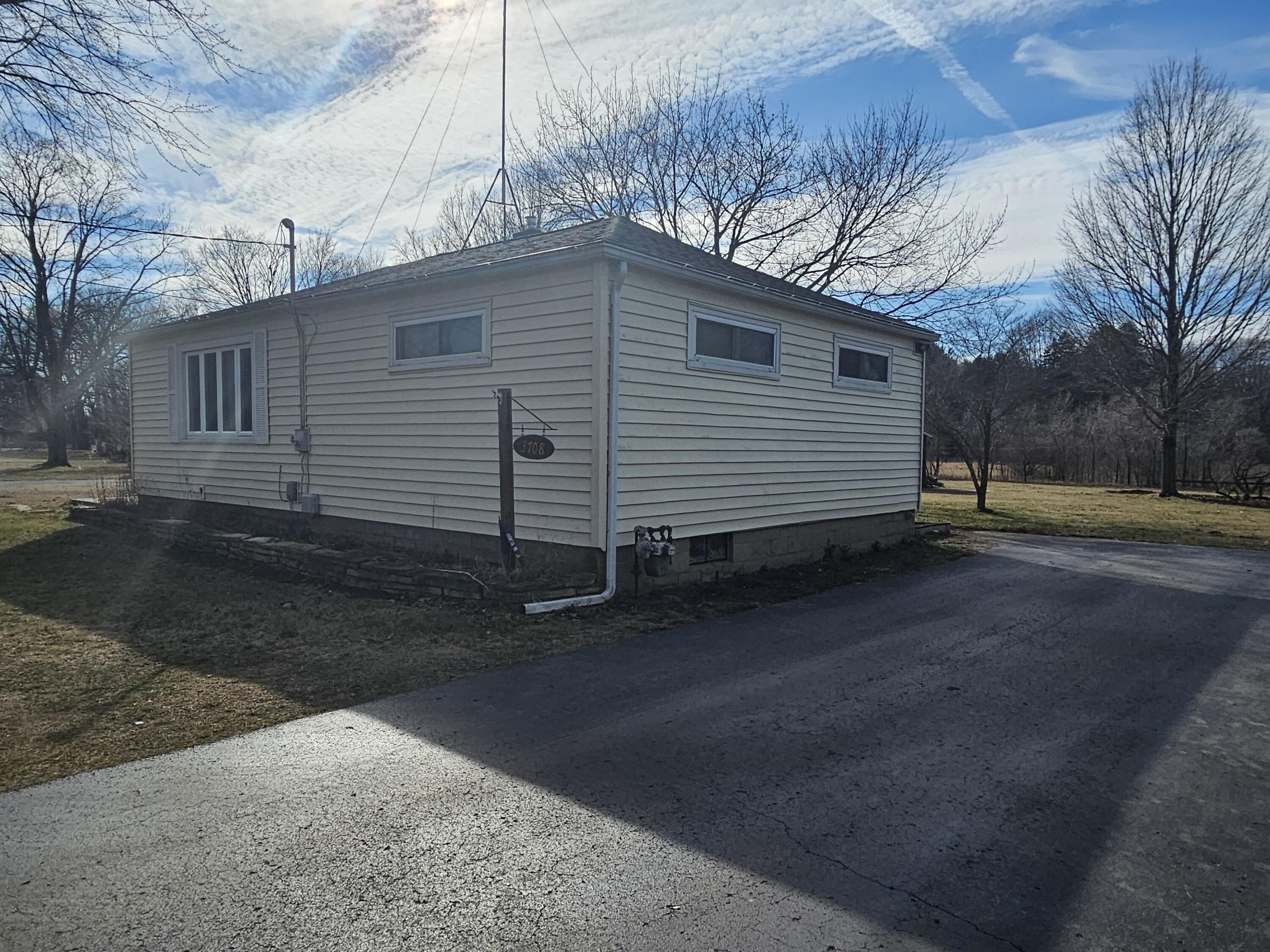 3708 Riverside Road Benton Harbor, MI 49022 - Photo 7 of 37 20240220_150007