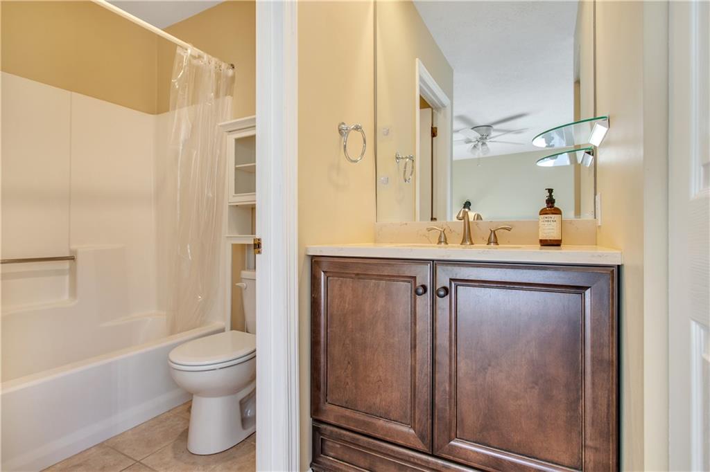 410 Noble Street Pittsburgh, PA 15232 - Photo 20 of 25 Guest bathroom ensuite 2nd bedroom