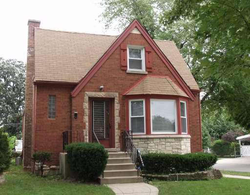 5301 North Rutherford Avenue Chicago, IL 60656 - Photo 1 of 1 a front view of a house with garden