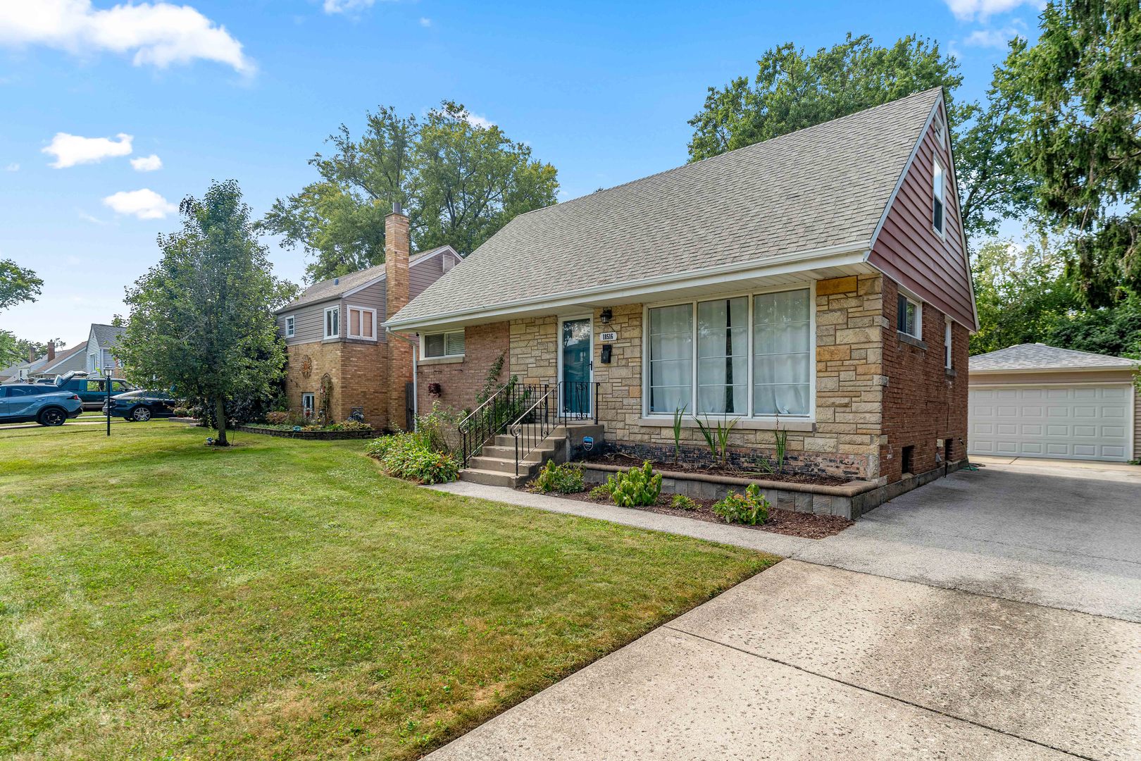 18516 Clyde Road Homewood, IL 60430 - Photo 3 of 29 Gallery Image 3