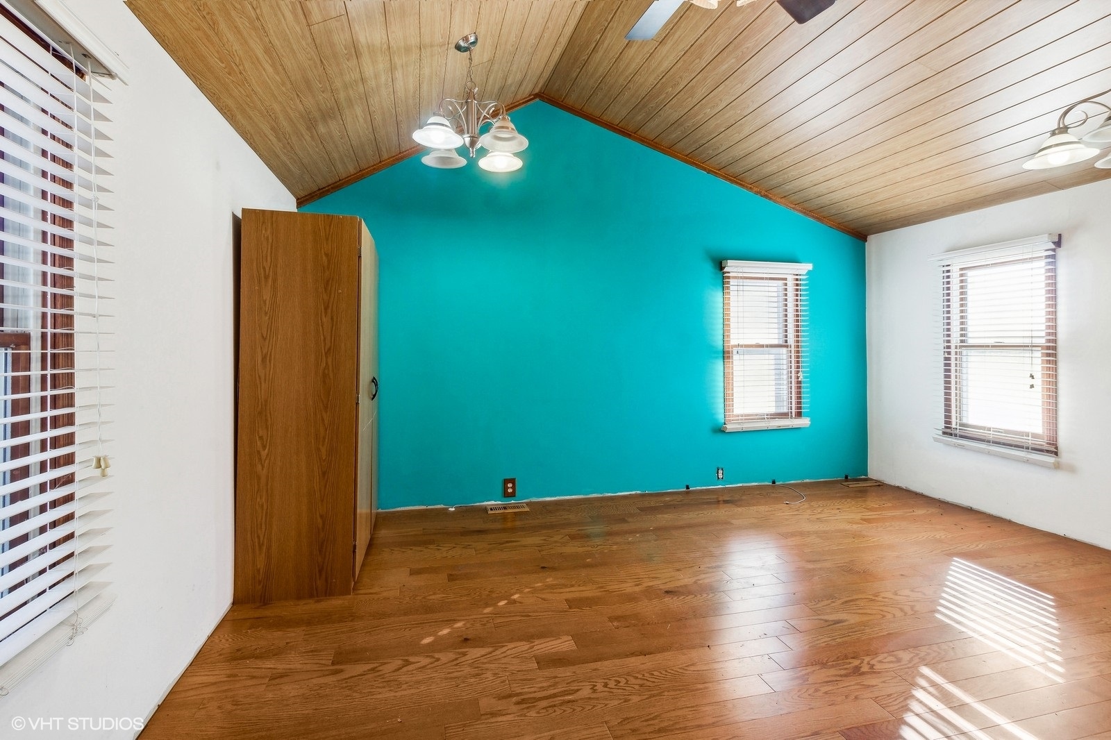 41 West 573 Lenz Road Elgin, IL 60124 - Photo 16 of 21 an empty room with windows