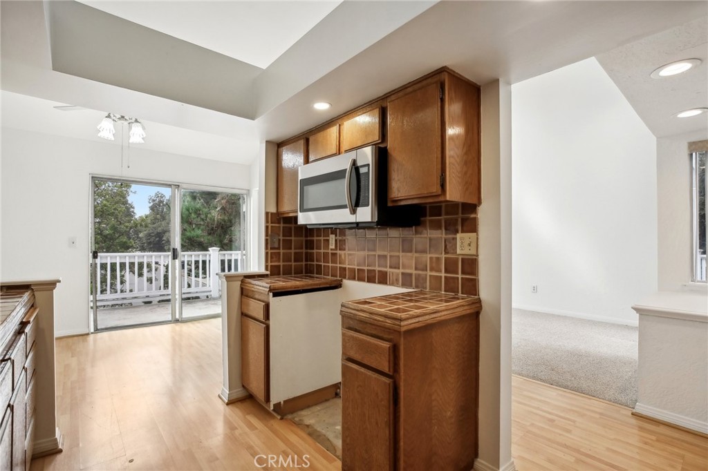 735 Wingate Bay, Unit 50 Costa Mesa, CA 92626 - Photo 10 of 32 a kitchen that has a sink and a stove in it