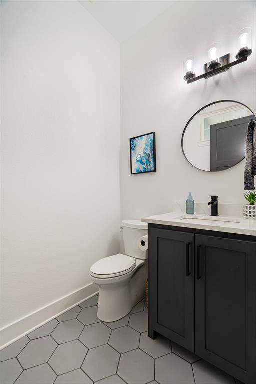 545 County Road Paris, TX 75462 - Photo 26 of 40 a bathroom with a toilet a sink and mirror