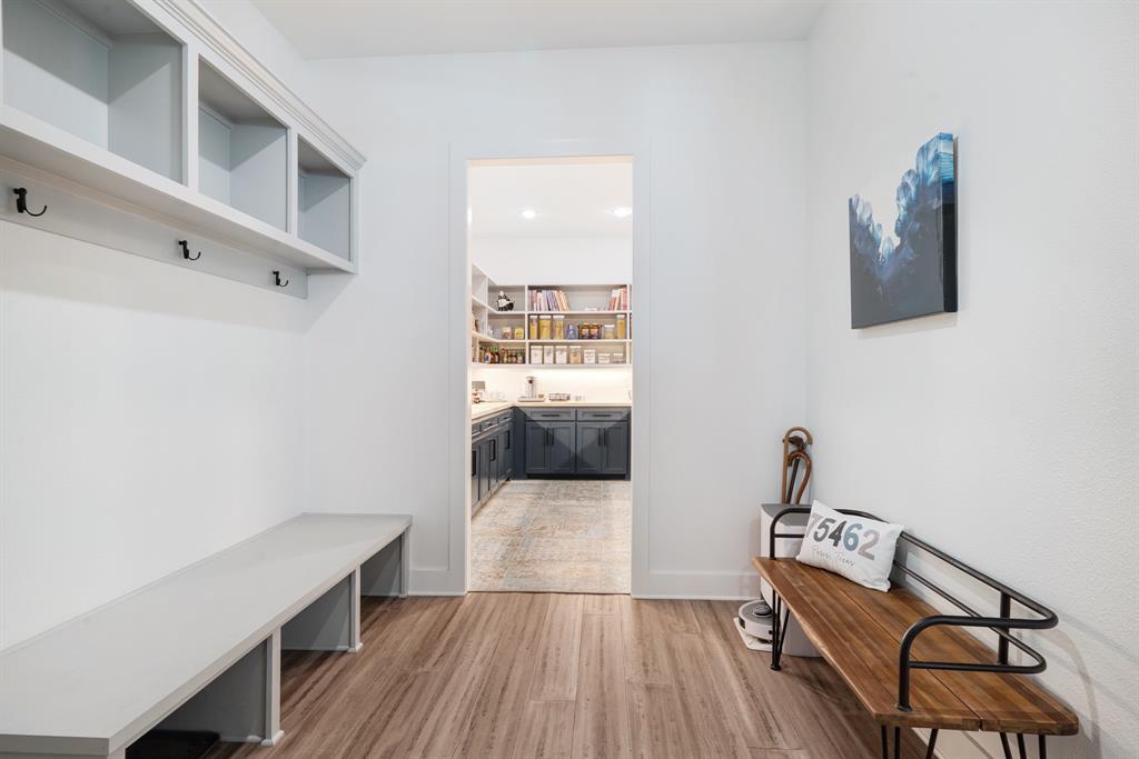 545 County Road Paris, TX 75462 - Photo 9 of 40 a living room with furniture