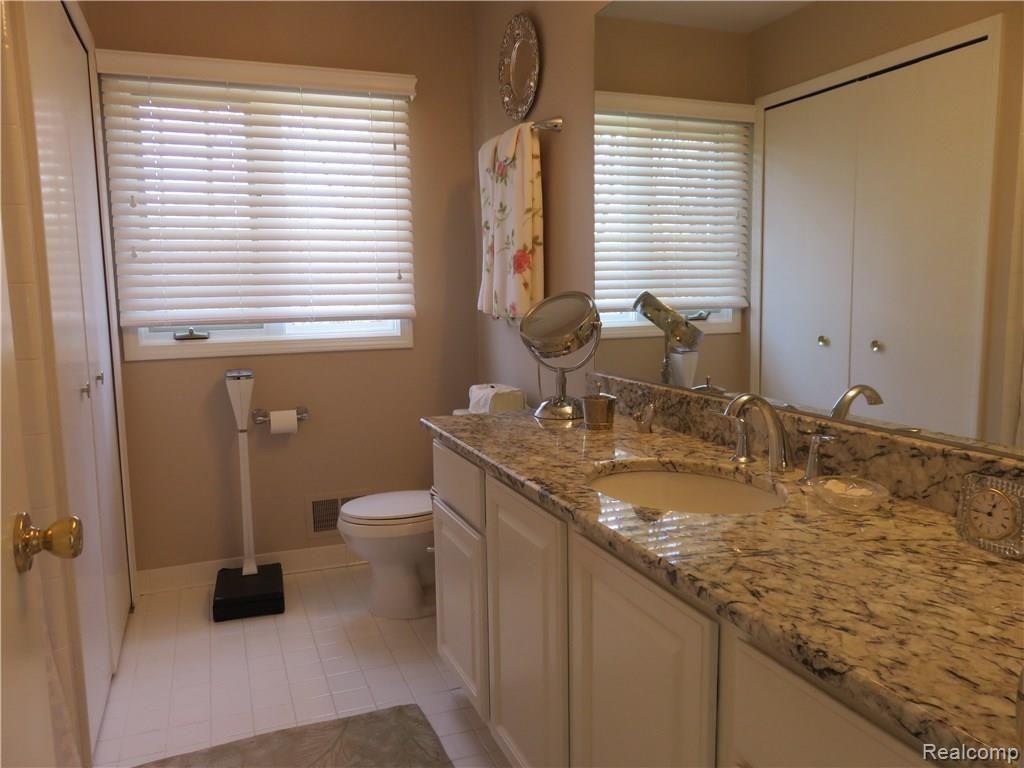 358 Jonathan Drive Rochester, MI 48307 - Photo 9 of 22 9.JPG