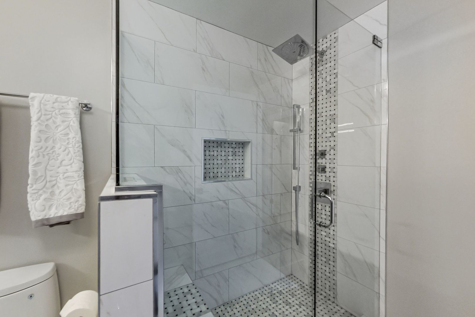 545 North Dearborn Street, Unit 3603 Chicago, IL 60654 - Photo 23 of 42 a bathroom with a shower
