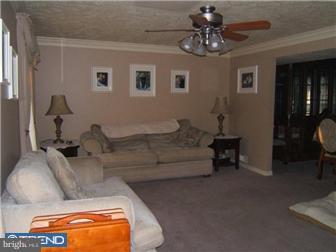 418 Glasgow Road Williamstown, NJ 08094 - Photo 3 of 12 Living Room
