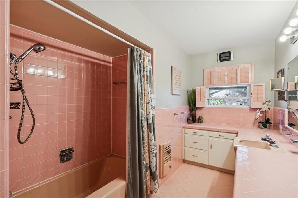 6001 Jacqueline Road Fort Worth, TX 76112 - Photo 17 of 26 a very nice looking room with a bathroom