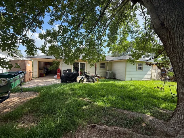 a view of a house with backyard