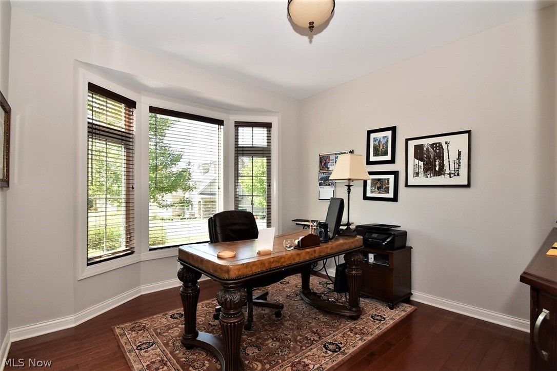 5125 River Creek Road Cleveland, OH 44124 - Photo 4 of 33 Bright and sunny office/den