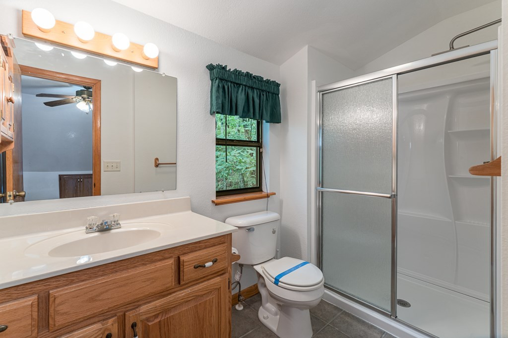 425 Boyd Ridge Drive Murphy, NC 28906 - Photo 21 of 41 Bathroom- loft NEW showing surround