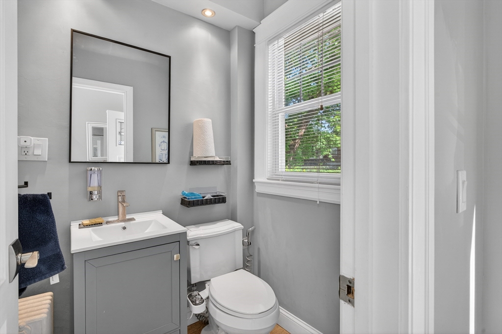 962 Pleasant Street Worcester, MA 01602 - Photo 12 of 32