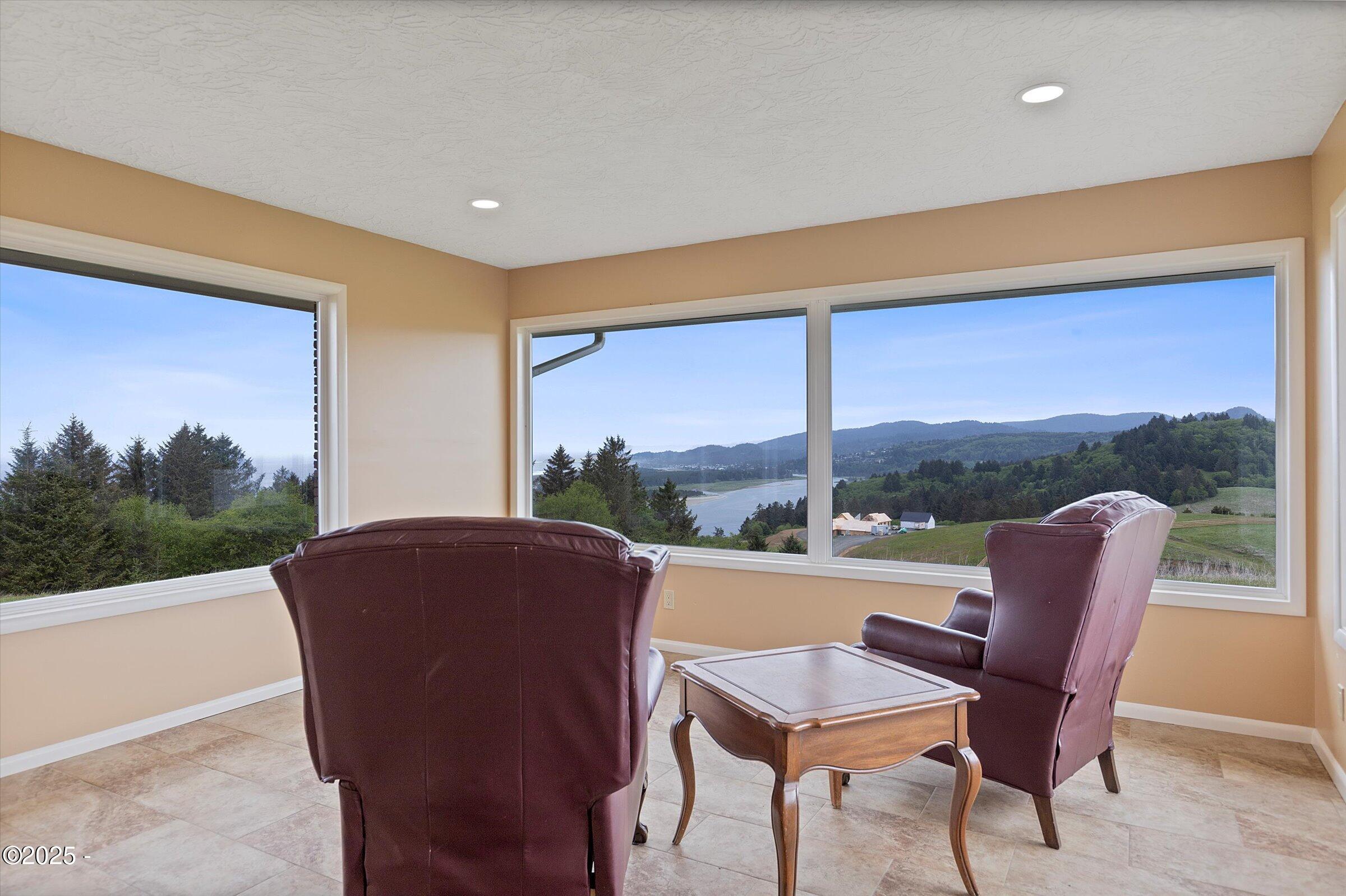 41390 Oretown Road Cloverdale, OR 97112 - Photo 7 of 69 Sitting area