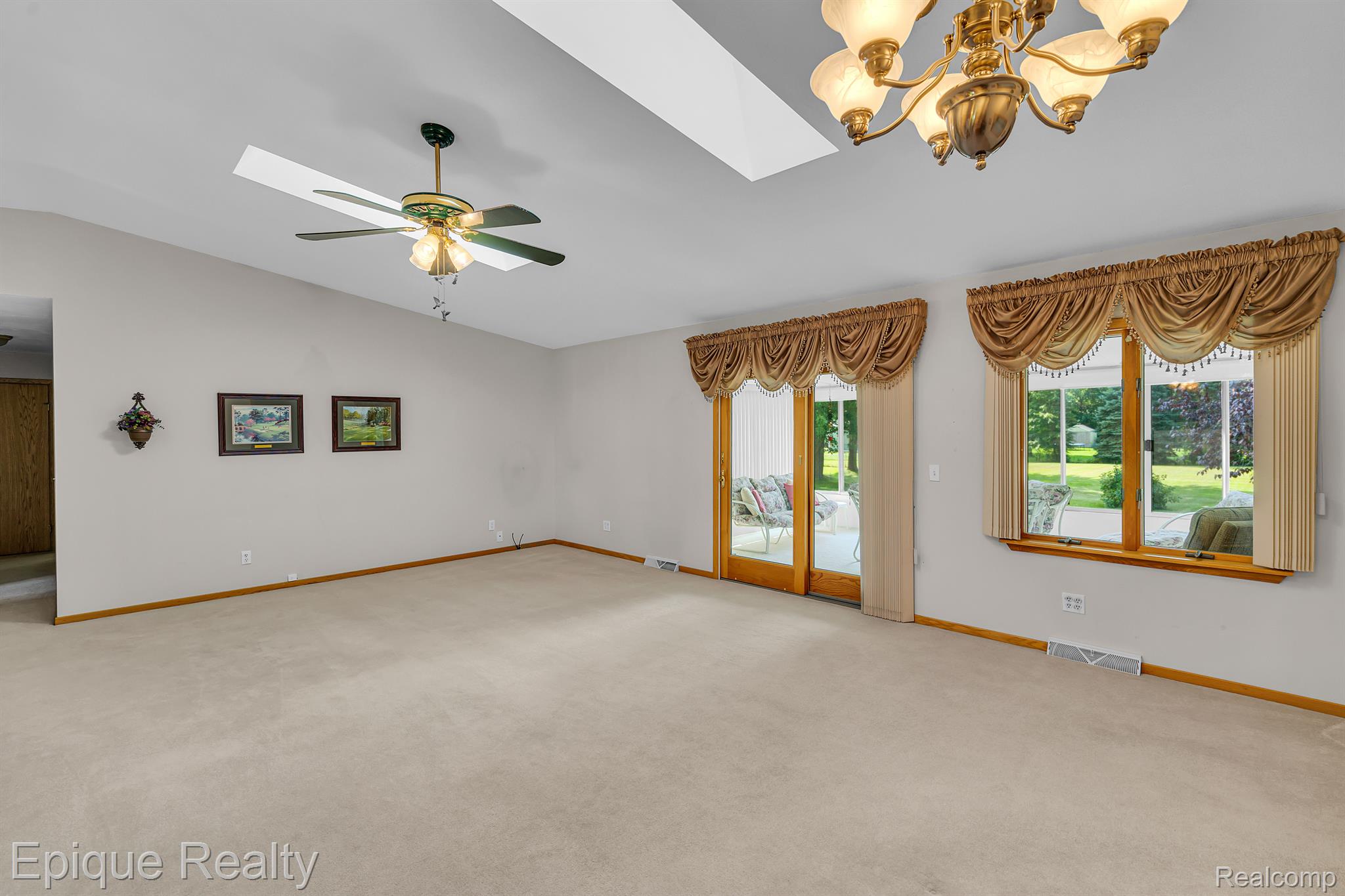 3240 Curtis Road Birch Run, MI 48415 - Photo 11 of 25 Living room