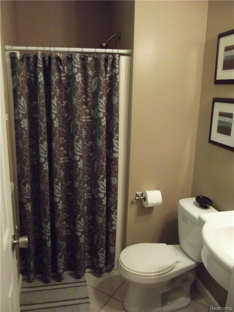 7494 Herbst Road Brighton, MI 48114 - Photo 26 of 33 Master Bath
