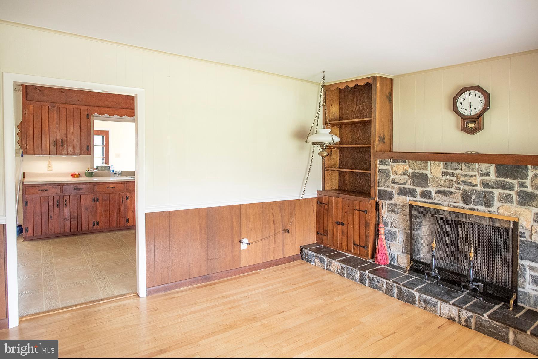 8313 Barnes Road Boonsboro, MD 21713 - Photo 7 of 24 Living room