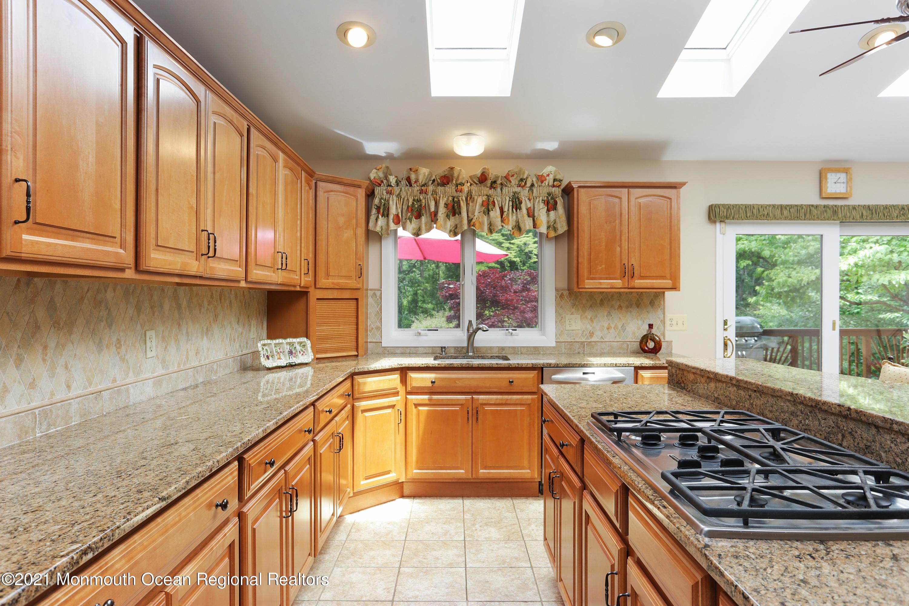 25 Huntley Road Holmdel, NJ 07733 - Photo 18 of 49 KITCHEN
