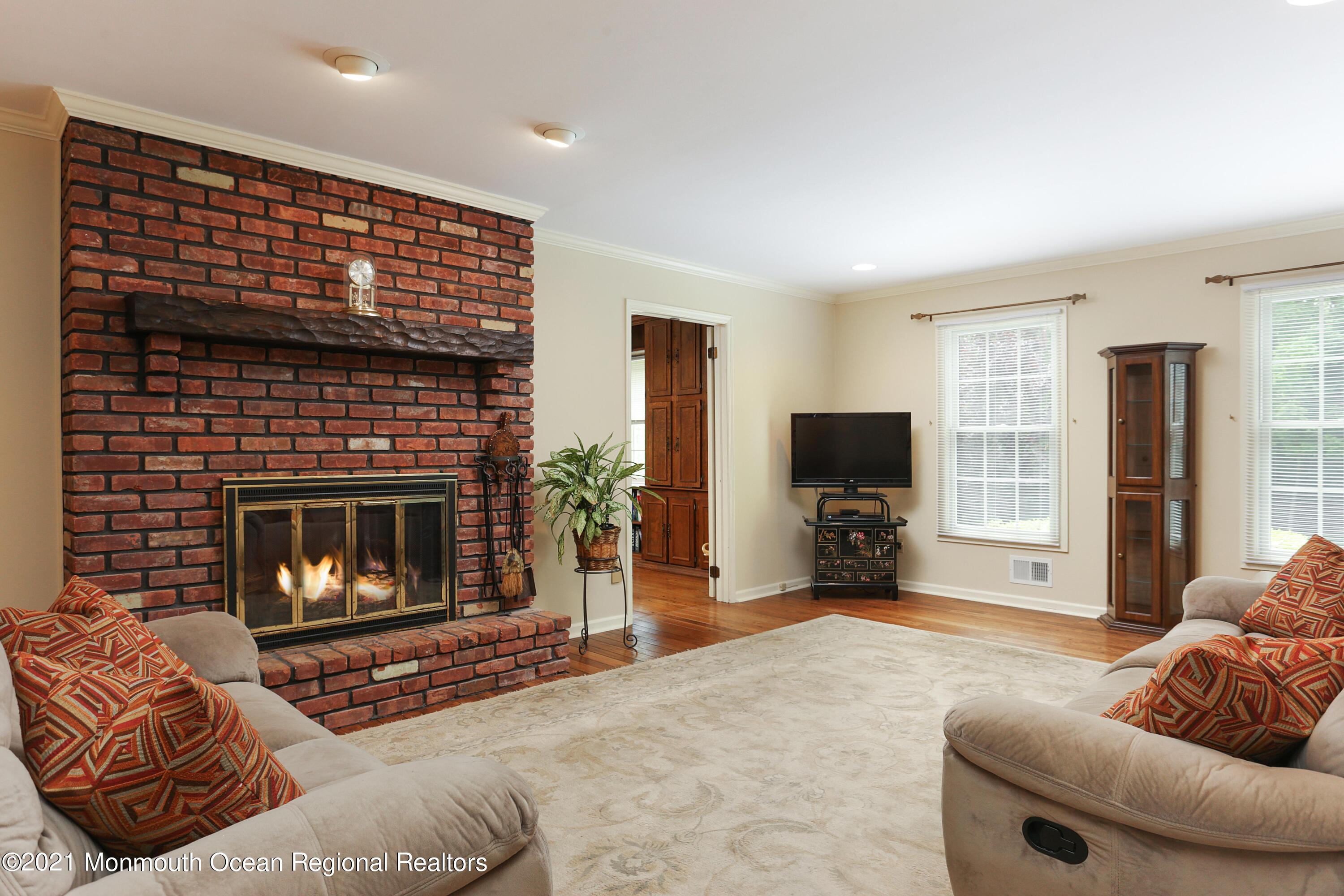 25 Huntley Road Holmdel, NJ 07733 - Photo 23 of 49 FAMILY ROOM