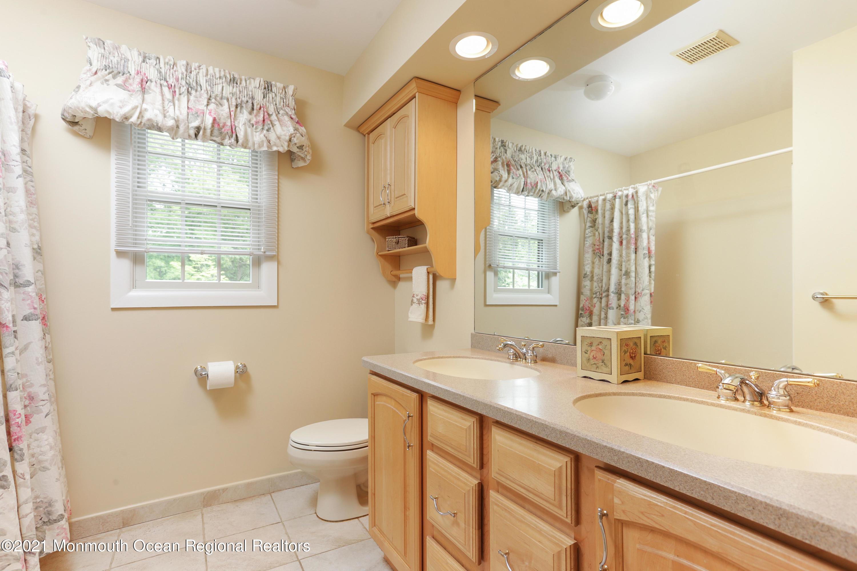 25 Huntley Road Holmdel, NJ 07733 - Photo 28 of 49 2ND FLOOR BATH