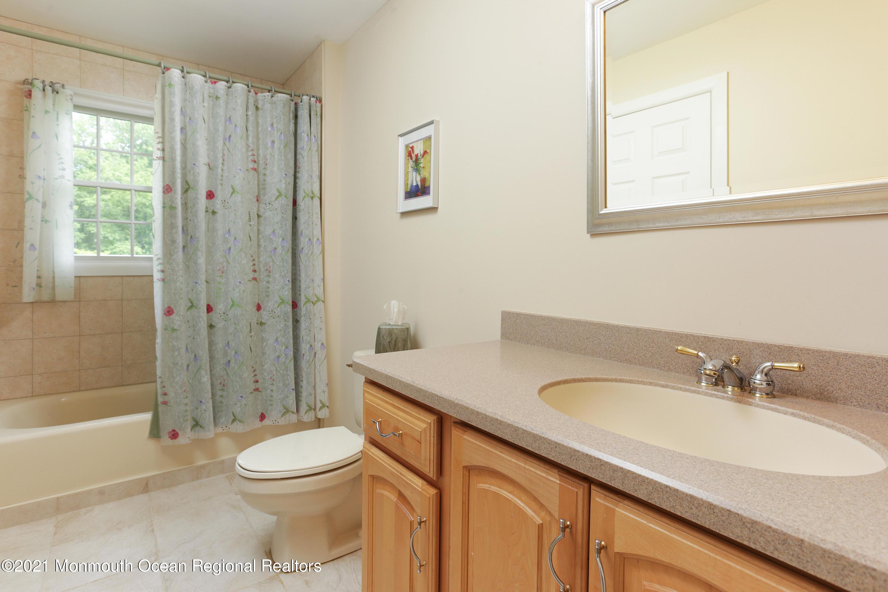 25 Huntley Road Holmdel, NJ 07733 - Photo 30 of 49 EN SUITE BATHROOM
