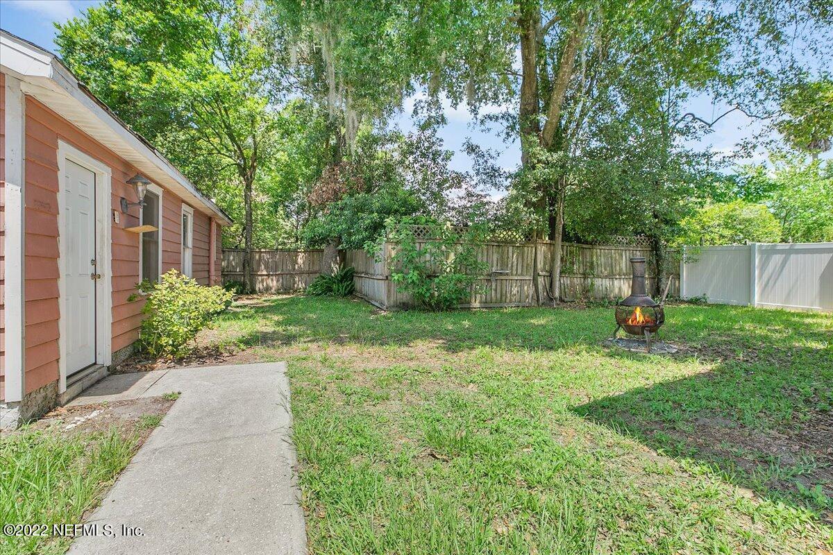 3404 St Augustine Road Jacksonville, FL 32207 - Photo 12 of 16 a view of a backyard with a small cabin and a chair