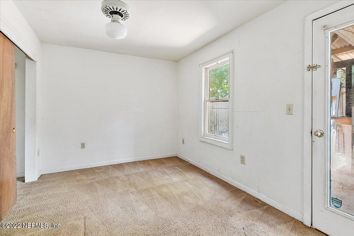 3404 St Augustine Road Jacksonville, FL 32207 - Photo 15 of 16 an empty room with windows