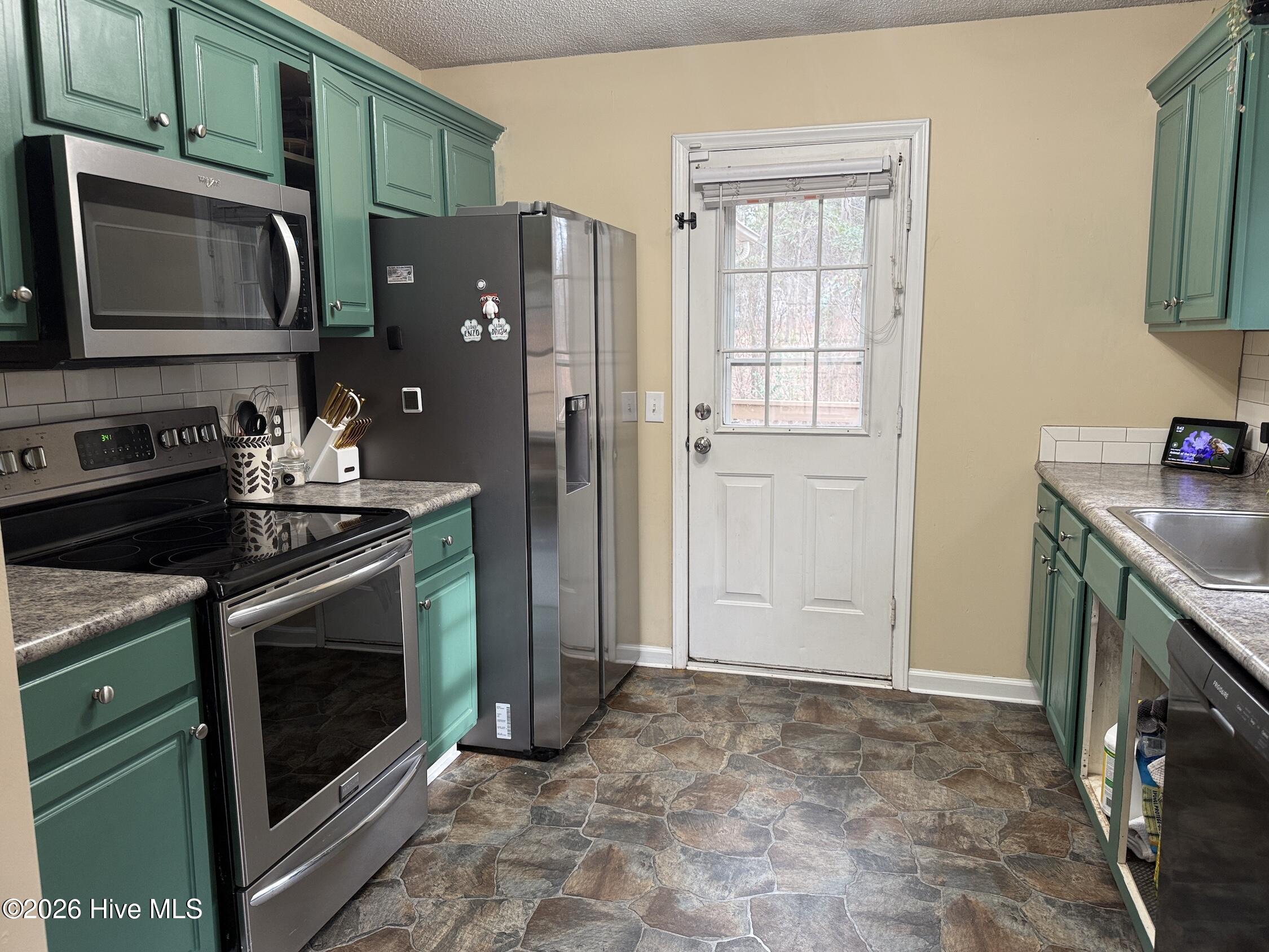 159 Edinburgh Drive Carthage, NC 28327 - Photo 5 of 15 Kitchen - Patio Access