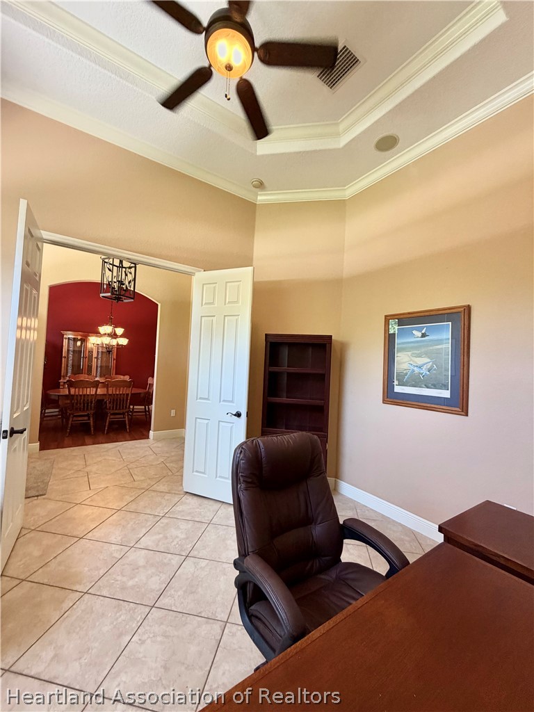 6032 Elm Road Sebring, FL 33875 - Photo 24 of 47 a livingroom with workspace and a couch