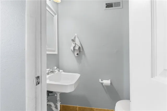 $189,900 | 18608 East Arrowhead Place, Independence, MO 64056