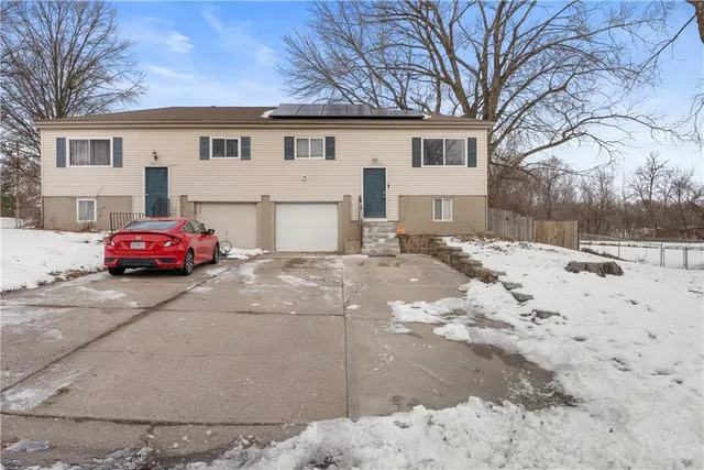 $189,900 | 18608 East Arrowhead Place, Independence, MO 64056