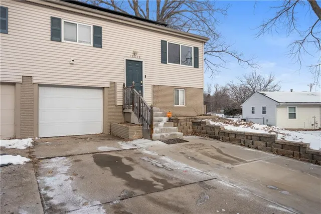 $189,900 | 18608 East Arrowhead Place, Independence, MO 64056