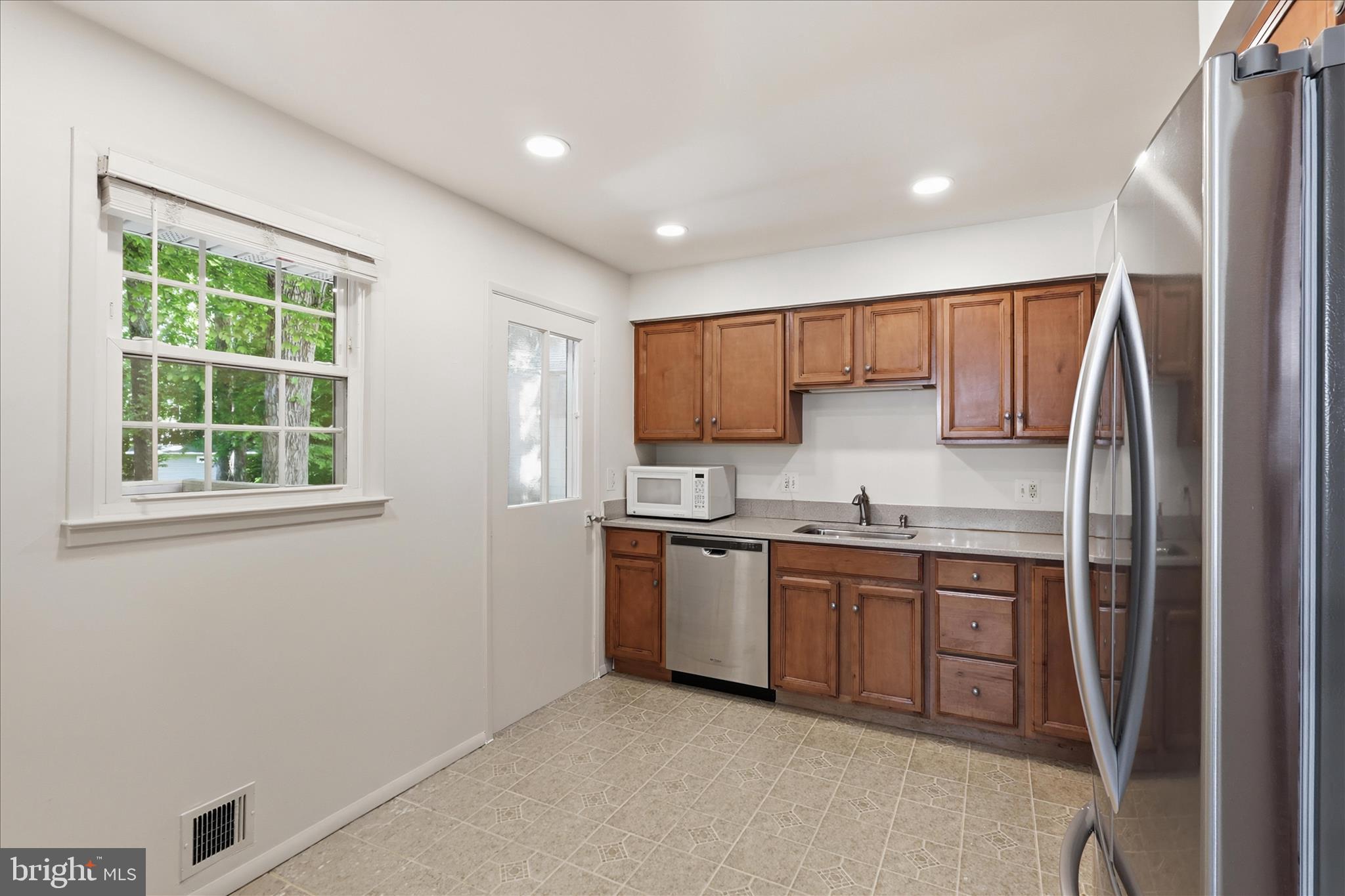 5609 Sedgwick Lane Springfield, VA 22151 - Photo 12 of 41 Room for a table!