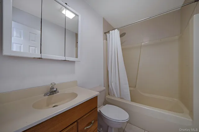 $2,350 | 100 East 7th Street, Deer Park, NY 11729