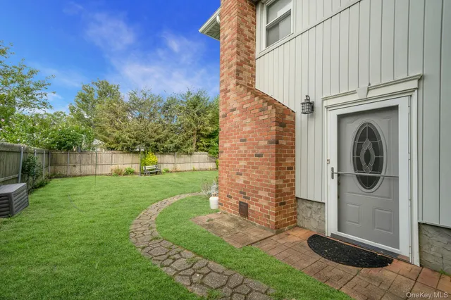 $2,350 | 100 East 7th Street, Deer Park, NY 11729