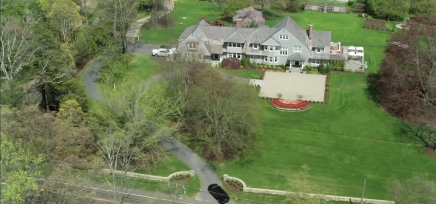 507 Smith Ridge Road New Canaan, CT 06840 - Photo 6 of 16 a view of a house with a yard