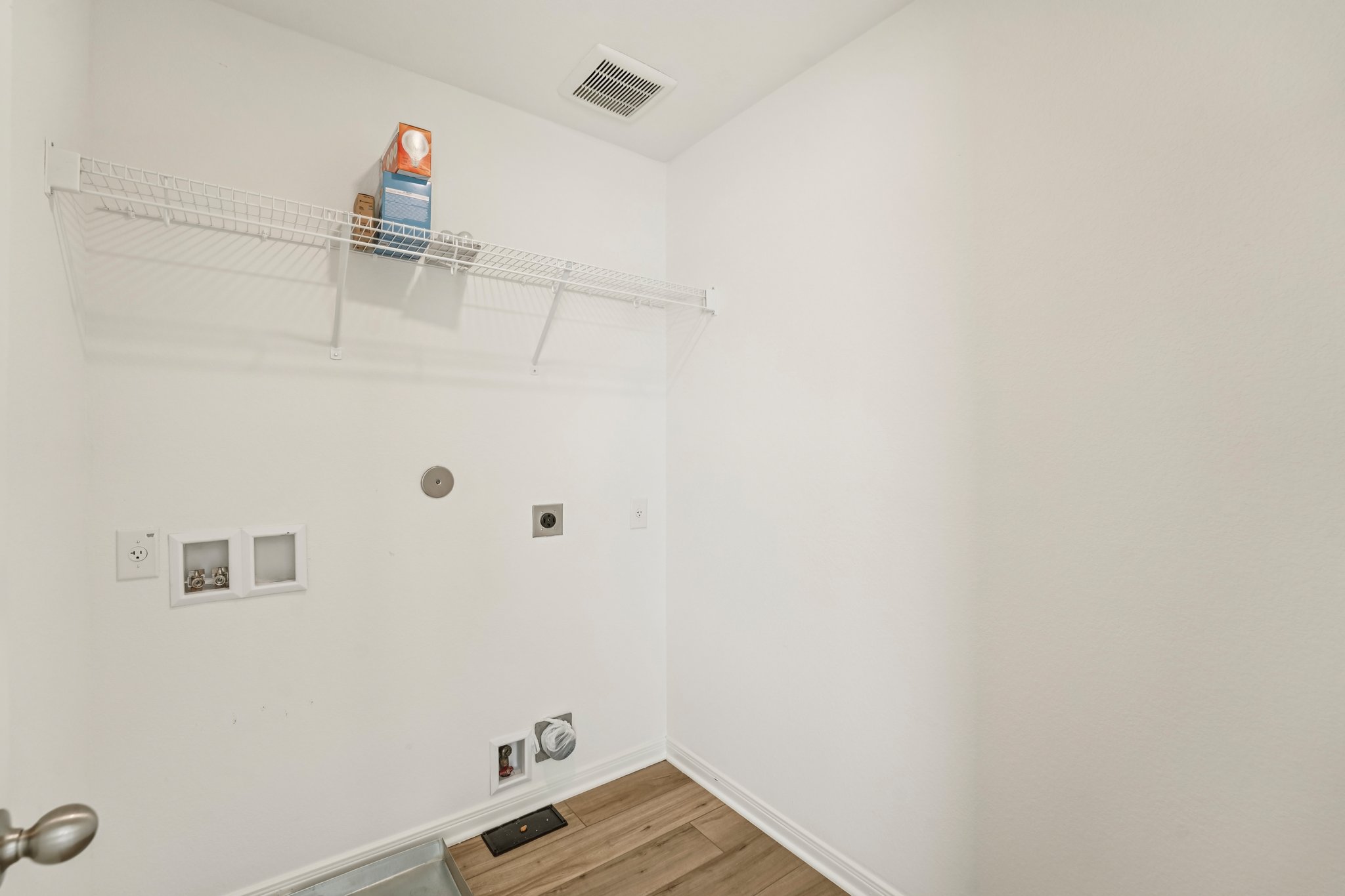 571 Aplite Pass Maxwell, TX 78656 - Photo 22 of 28 a bathroom with a bathtub