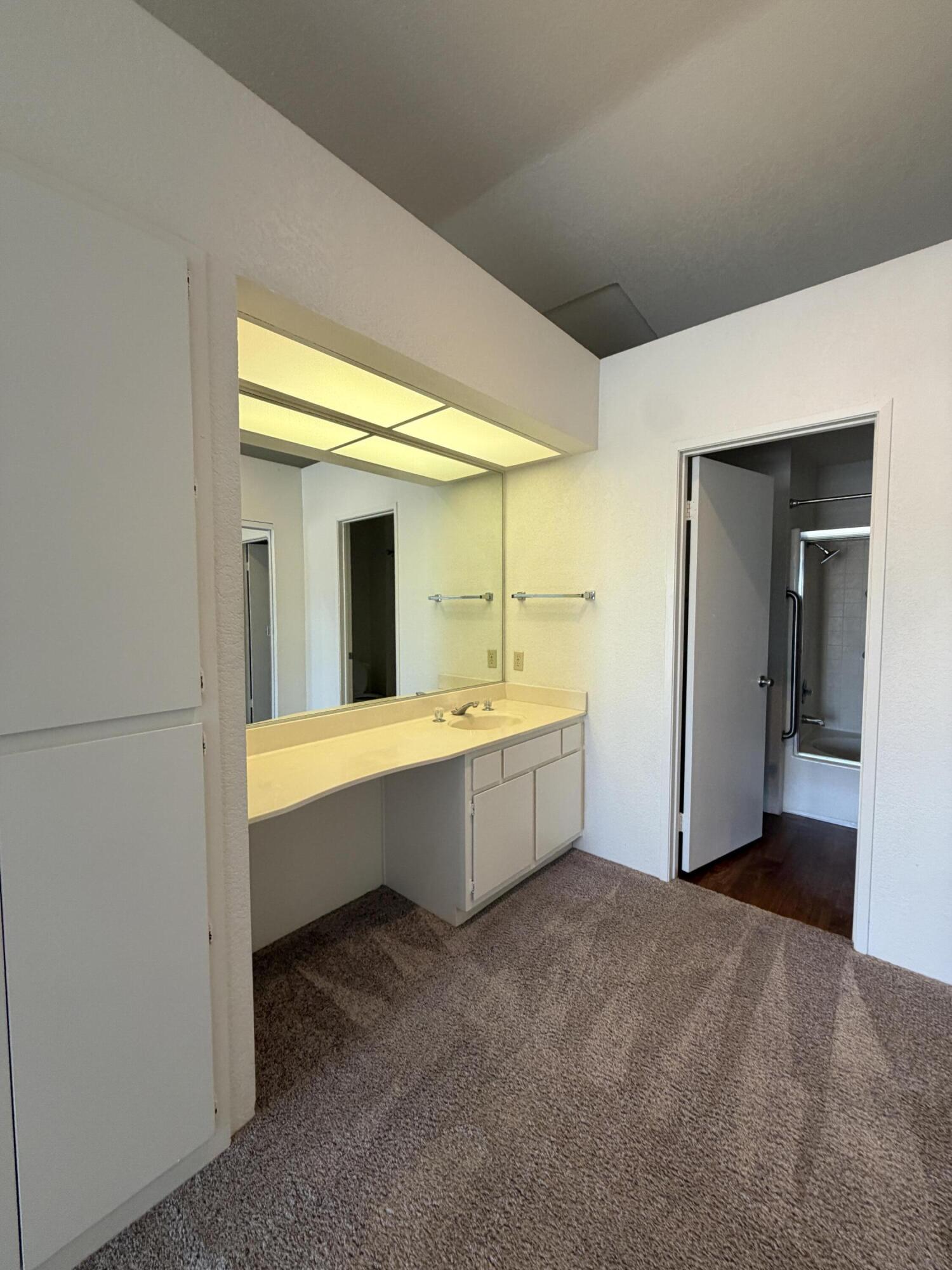 505 South Farrell Drive, Unit R112 Palm Springs, CA 92264 - Photo 11 of 19 .