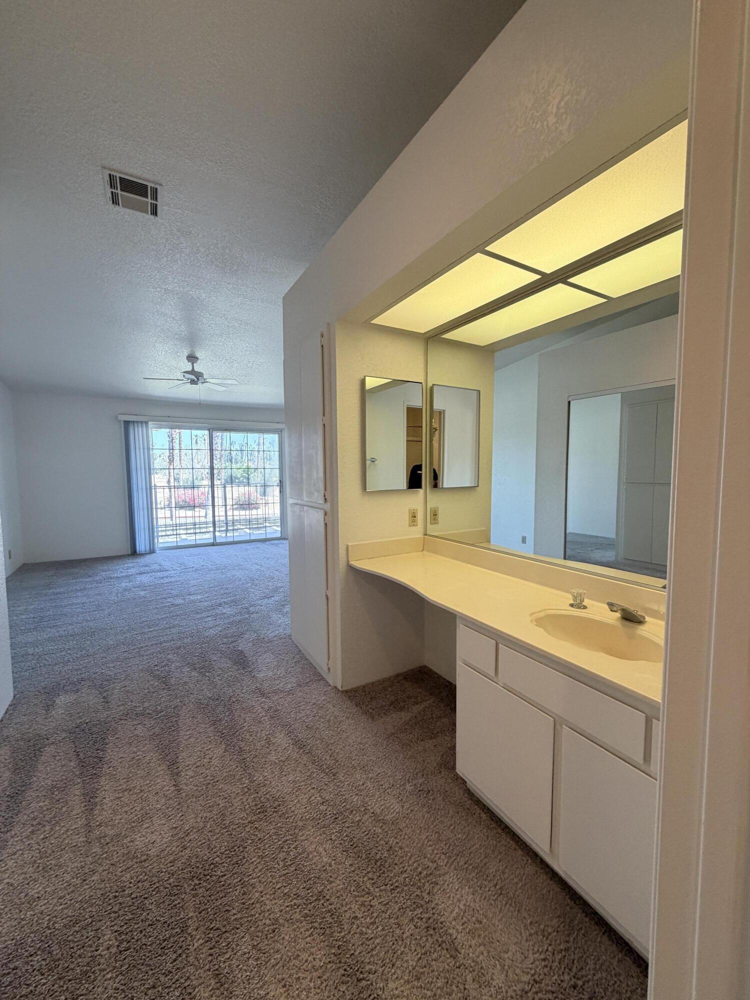 505 South Farrell Drive, Unit R112 Palm Springs, CA 92264 - Photo 12 of 19 Light and bright