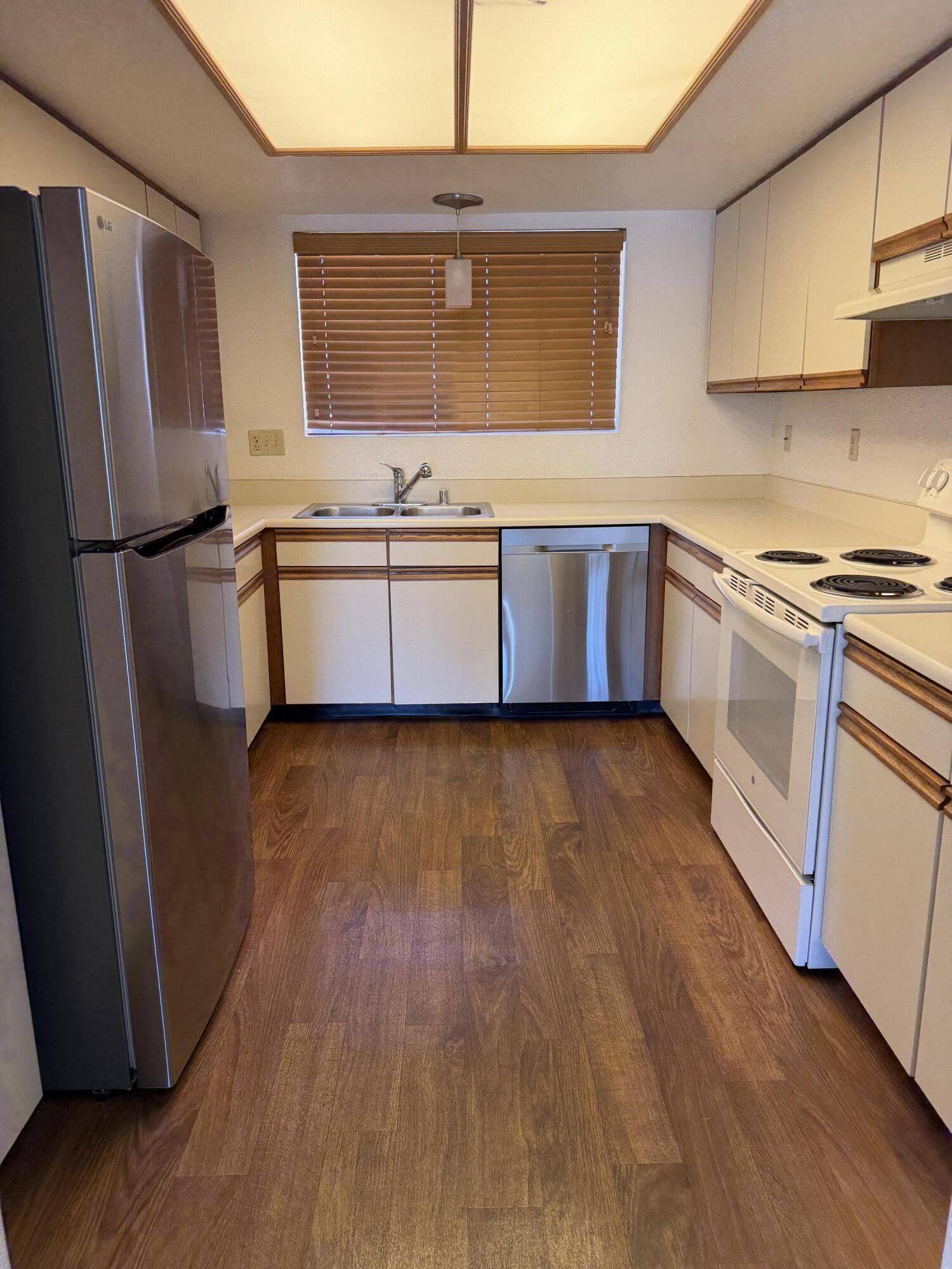 505 South Farrell Drive, Unit R112 Palm Springs, CA 92264 - Photo 6 of 19 Open kitchen