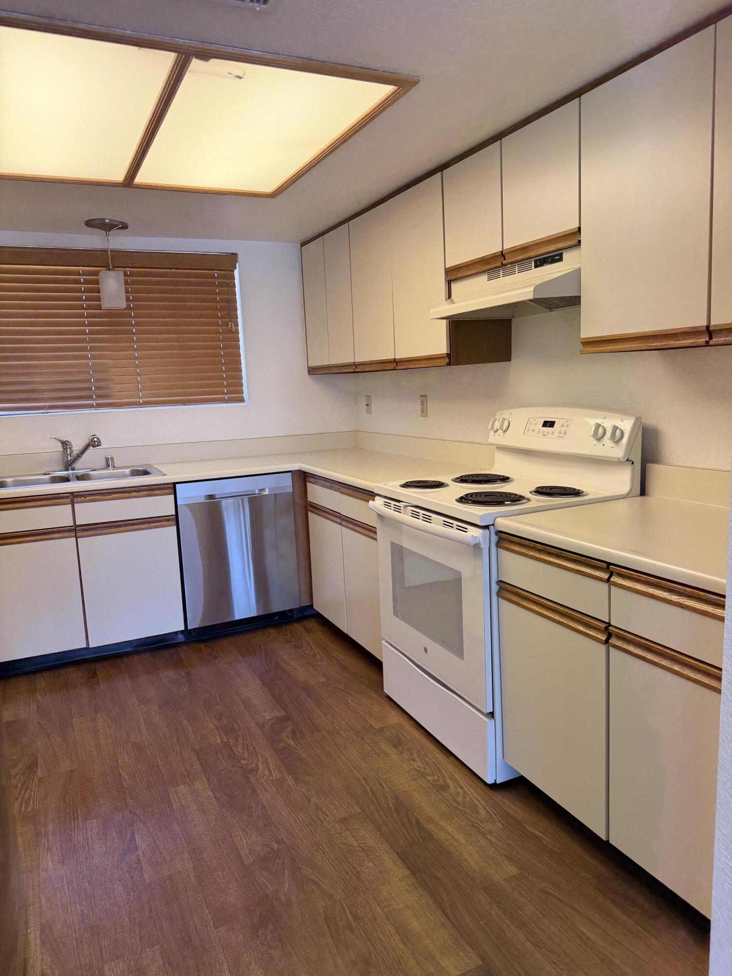 505 South Farrell Drive, Unit R112 Palm Springs, CA 92264 - Photo 8 of 19 electric stove